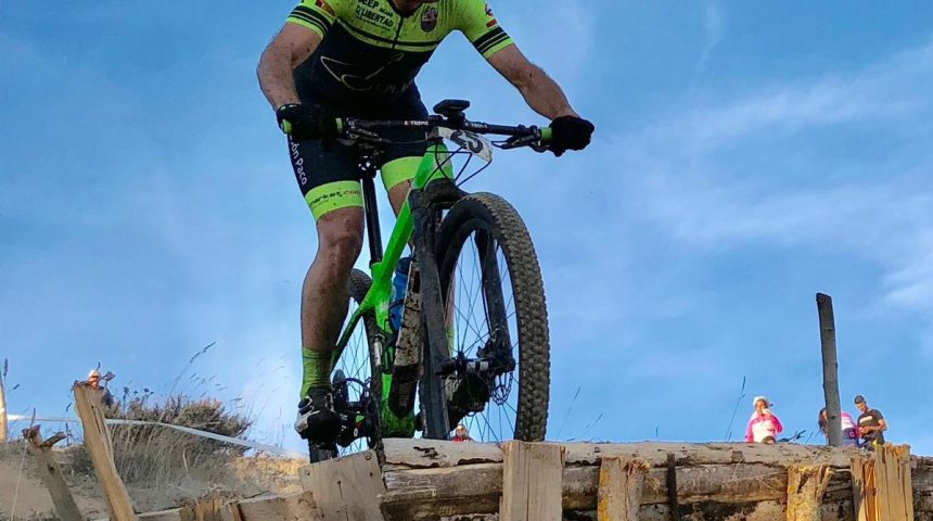 Moisés Dueñas repite victoria en el XCO BTT de Crespos