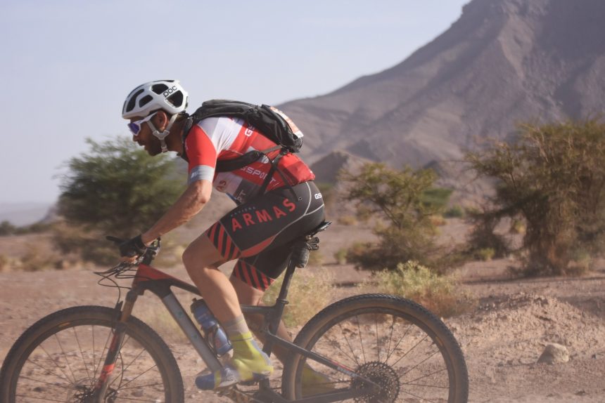 Moises Dueñas, a una etapa de subir al podio de la Titan Desert 2019