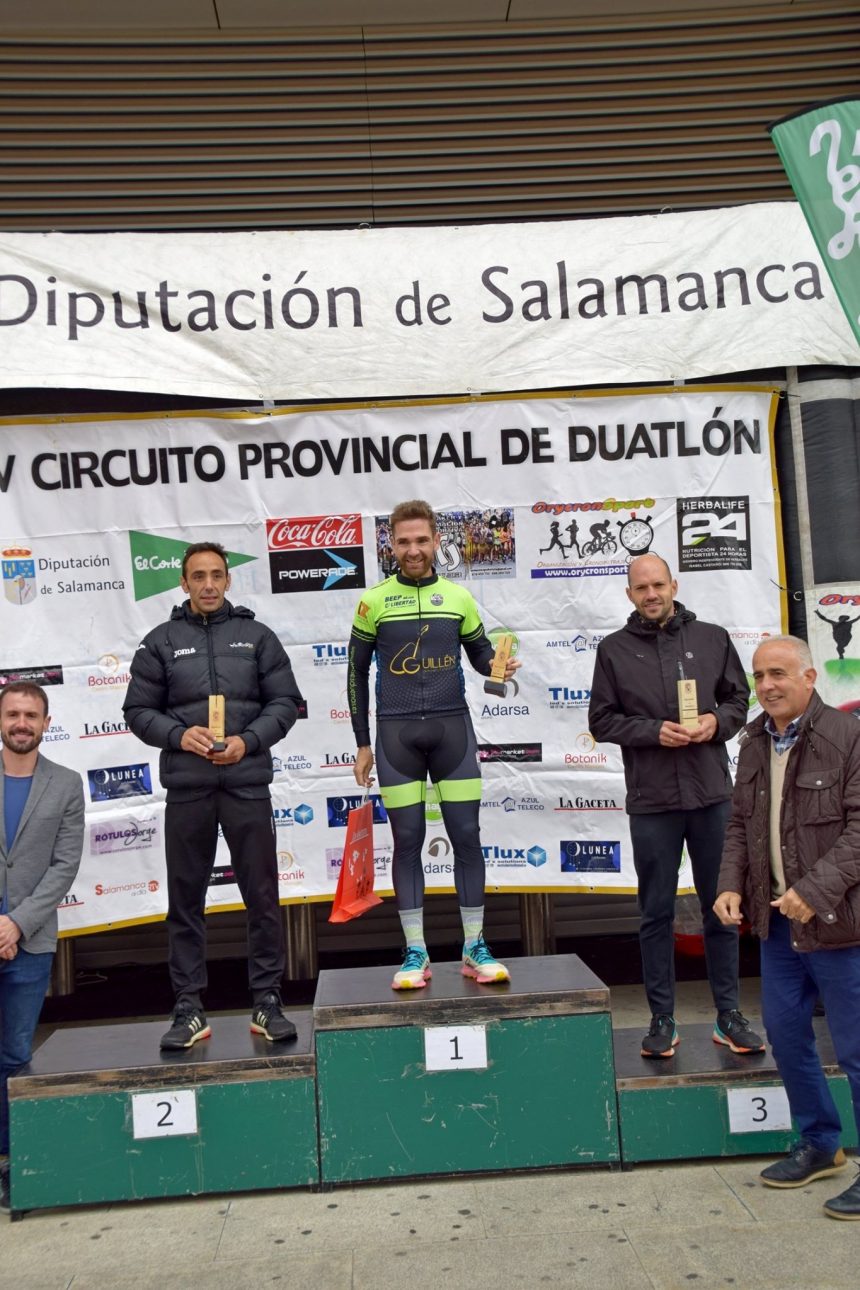 Moisés Dueñas aprovecha el tramo de bicicleta para ganar el Duatlón Cross El Corte Inglés
