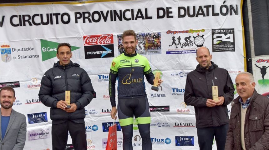 Moisés Dueñas aprovecha el tramo de bicicleta para ganar el Duatlón Cross El Corte Inglés